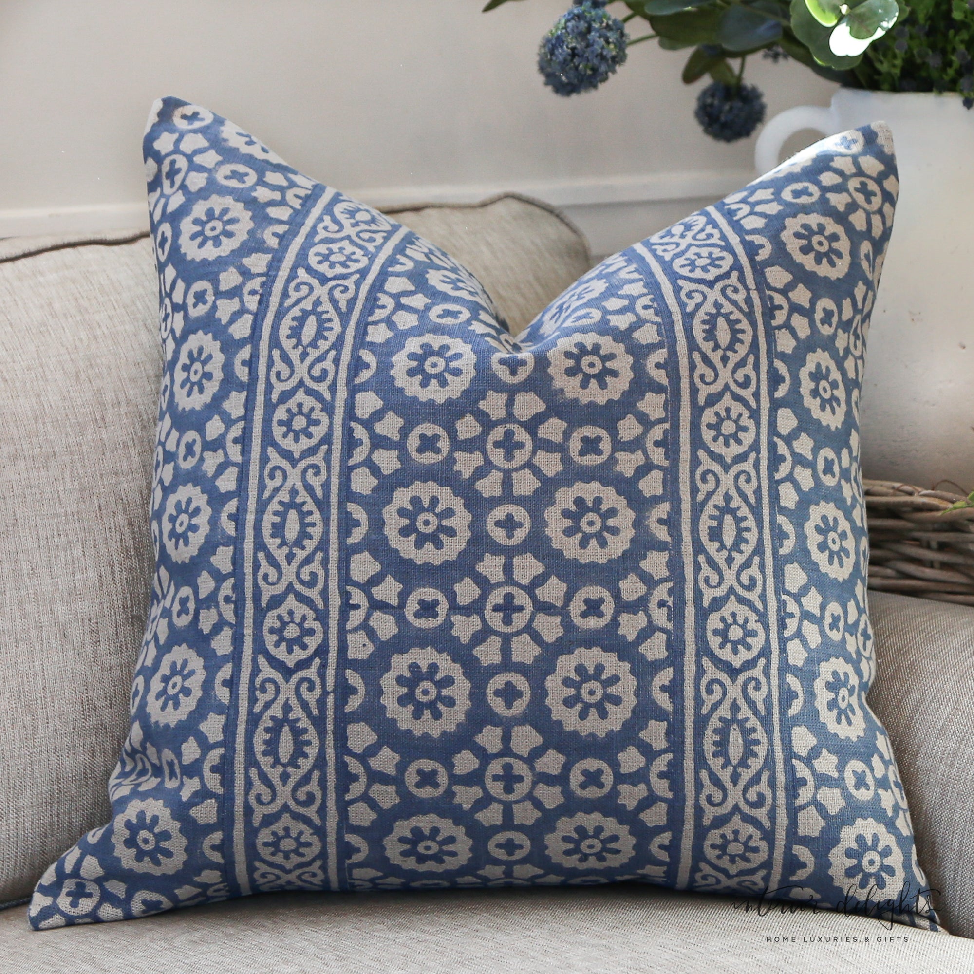 Luxe Bleu Médaillon Pillow Cover