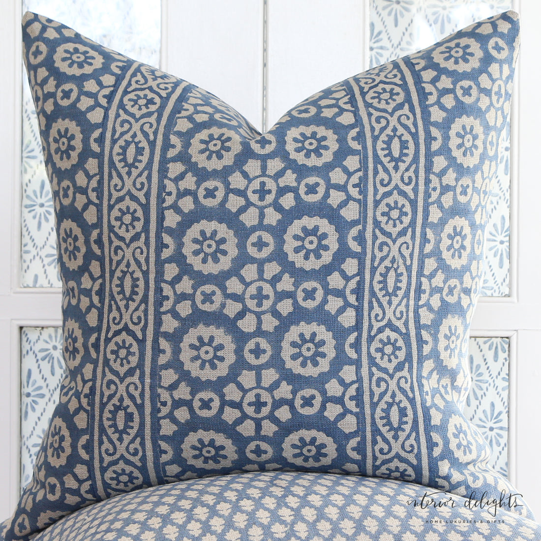 Luxe Bleu Médaillon Pillow Cover